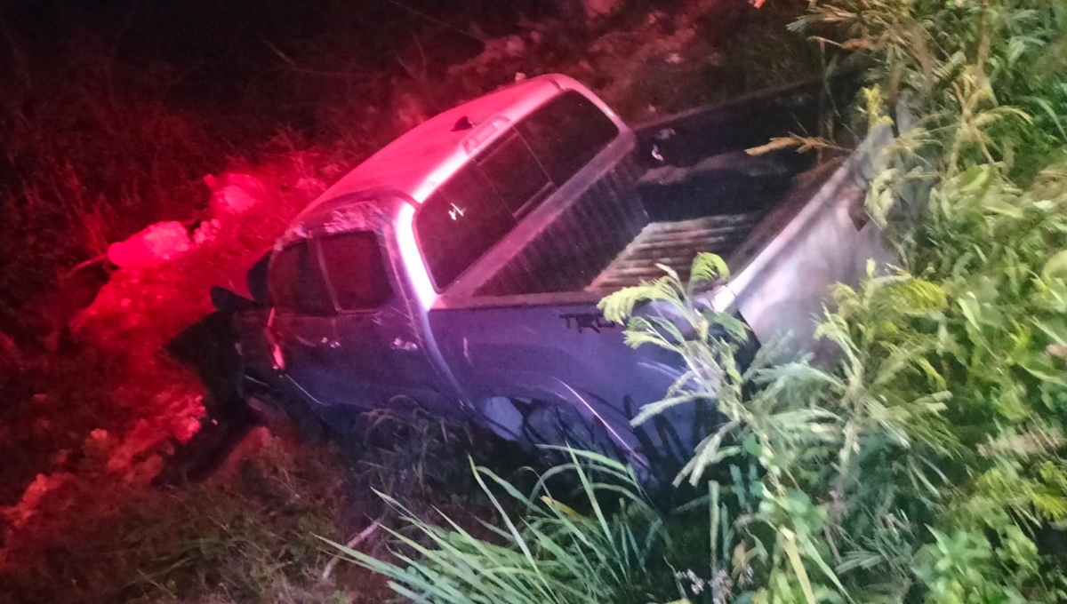 Piedras en la carretera Motul-Baca provocan aparatoso accidente; hay una mujer herida