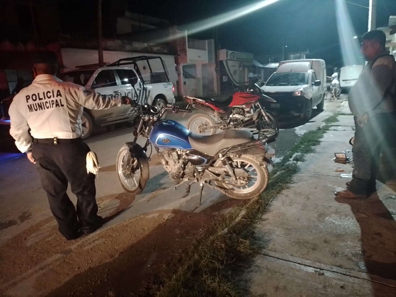 Choque frontal entre dos motociclistas deja un herido en Escárcega