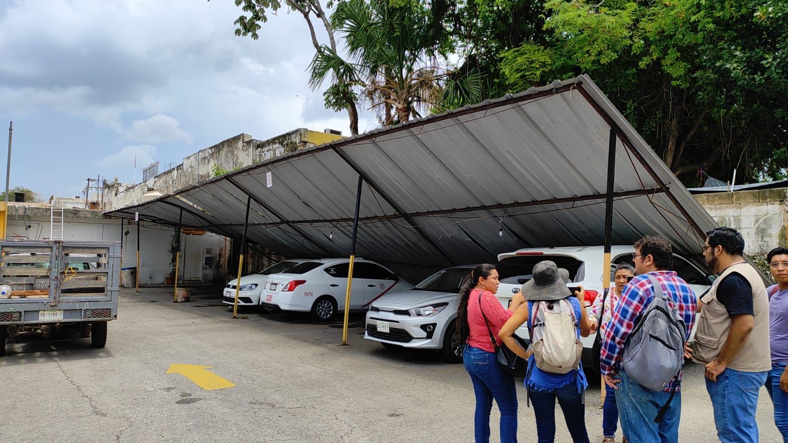 Se desploma el techo de un estacionamiento y aplasta seis autos en el Centro de Mérida