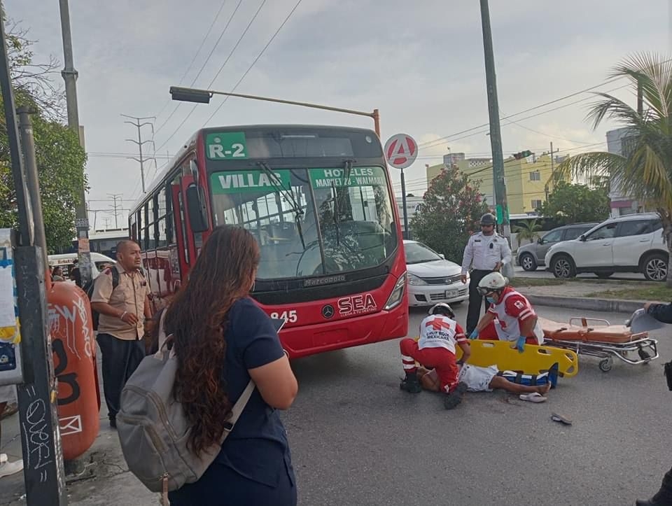 Autobús atropella a una mujer en Cancún y le destroza la pierna