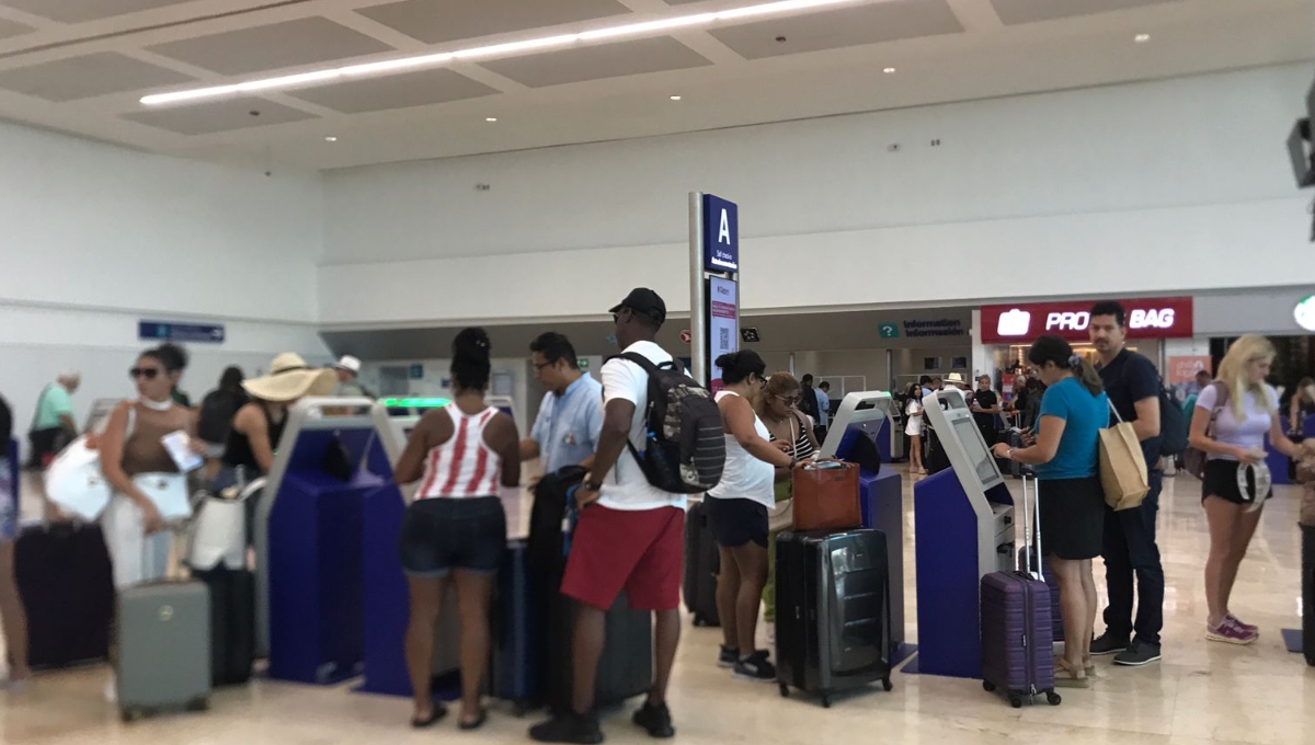 Por error de la aerolínea, pareja canadiense pasa la noche gratis en Cancún