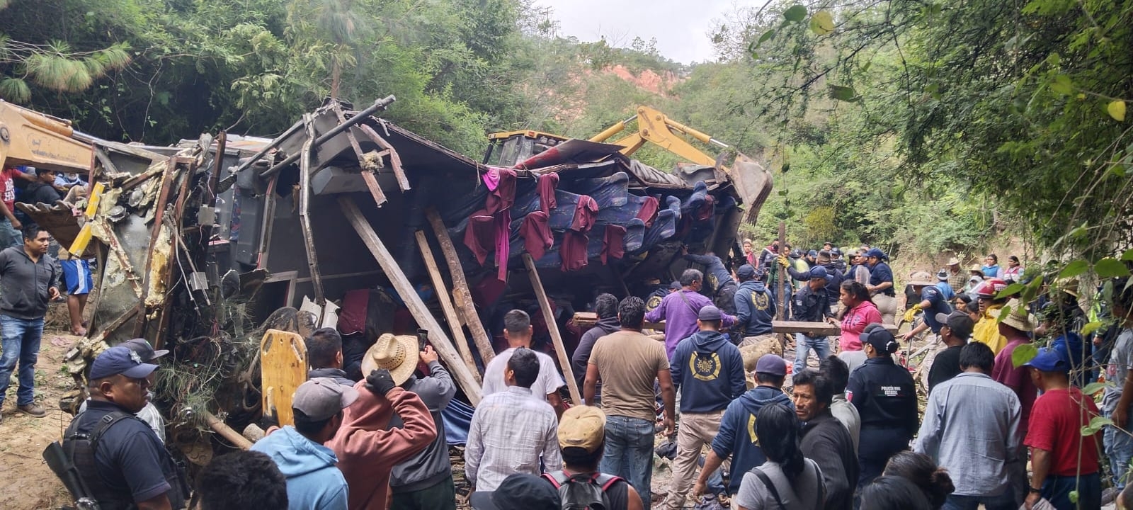 Autobús de pasajeros cae a un barranco en Oaxaca; deja 26 muertos