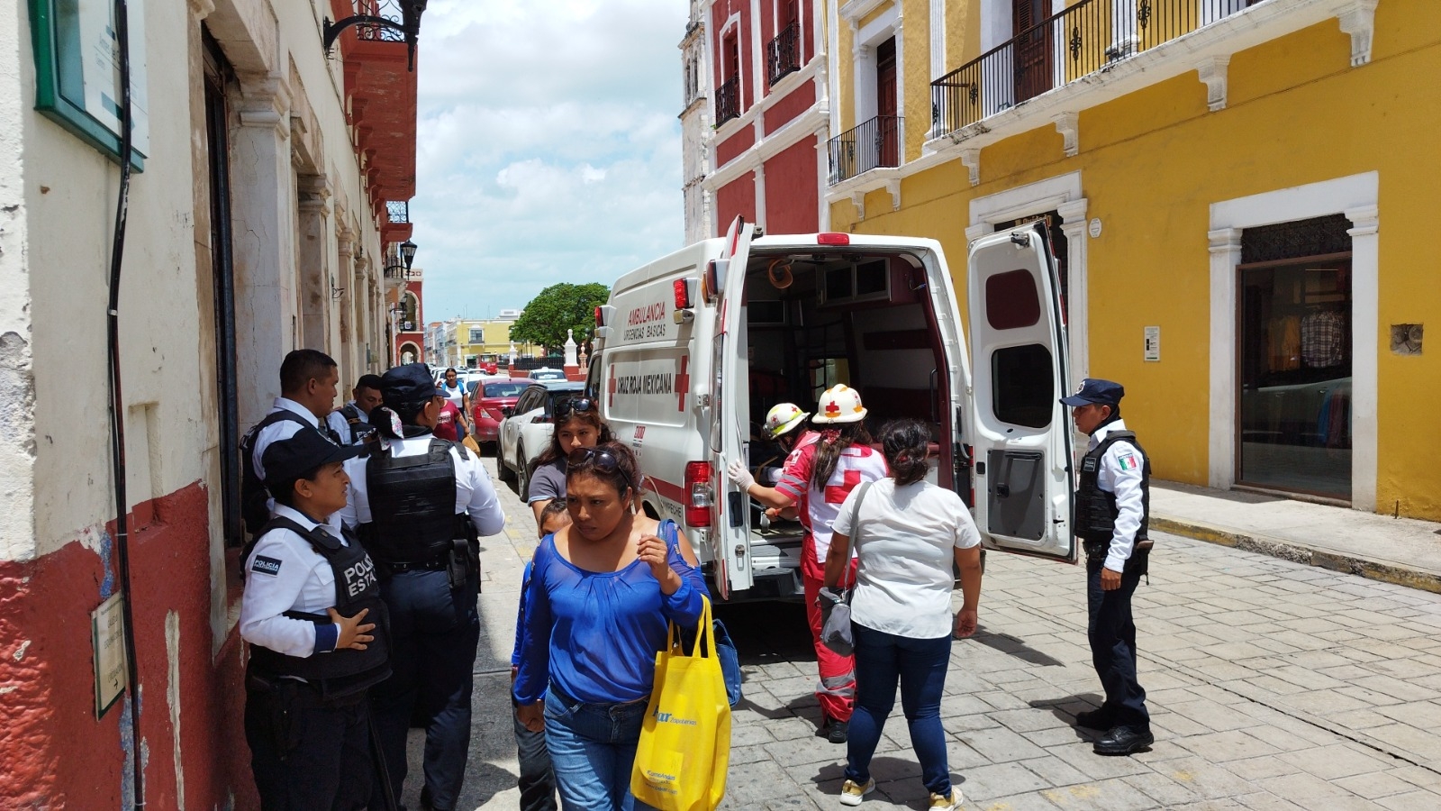 Joven se desmaya dentro de un Burger King en el Centro de Campeche