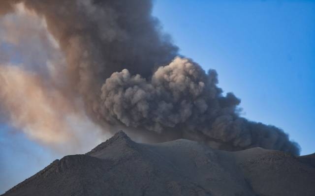 El Ubinas liberó columnas de humo y cenizas que alcanzaron una altura máxima de 5 mi 500 metros sobre la cima del cráter
