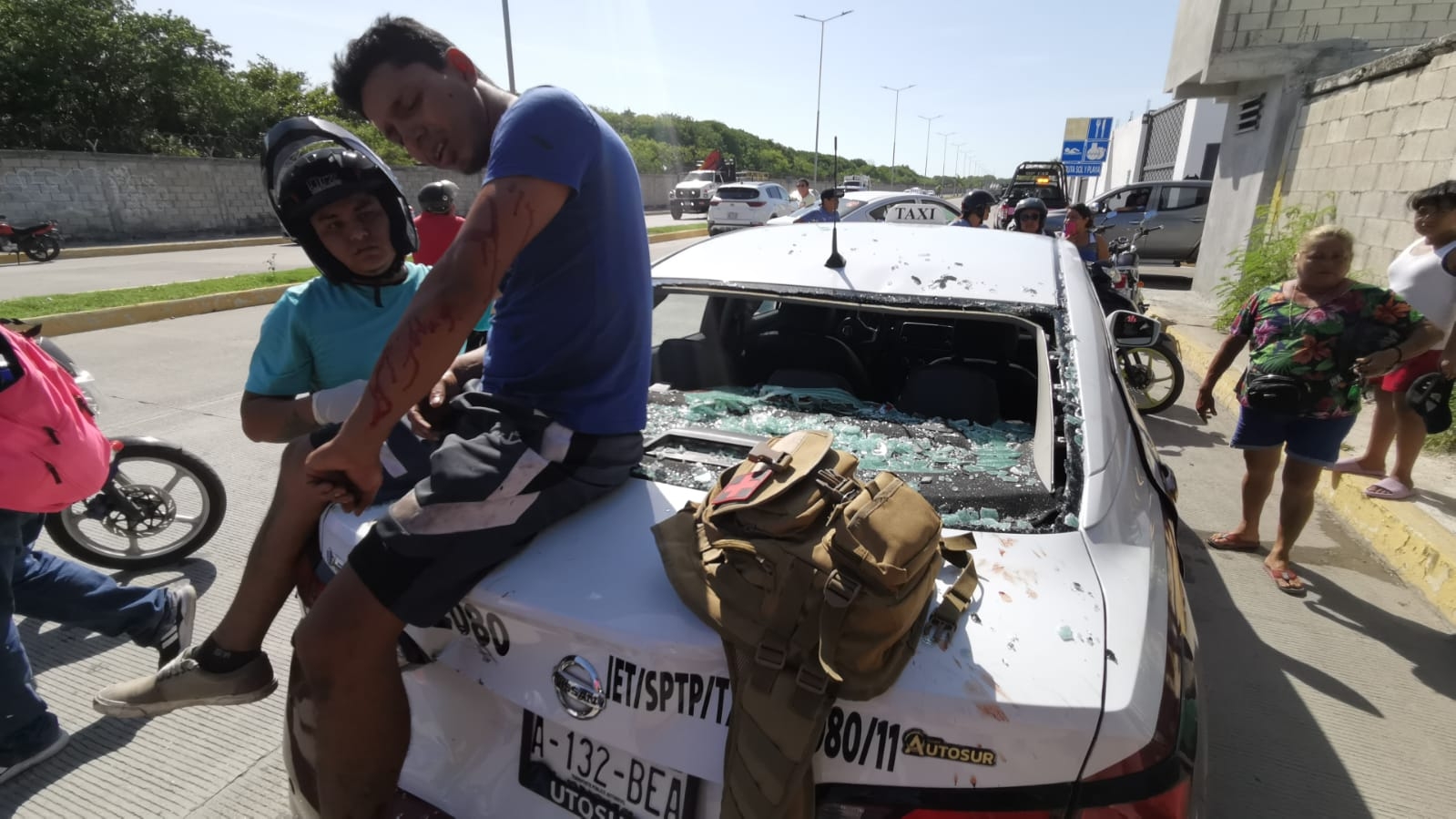 Pareja de motociclistas se estrella contra la cajuela de un taxi en Ciudad del Carmen