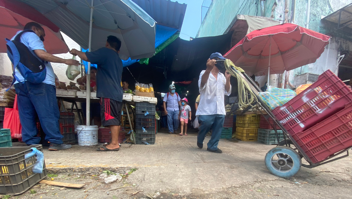 Le 'llueven' quejas a Renán Barrera por inundaciones en el mercado Lucas de Gálvez en Mérida