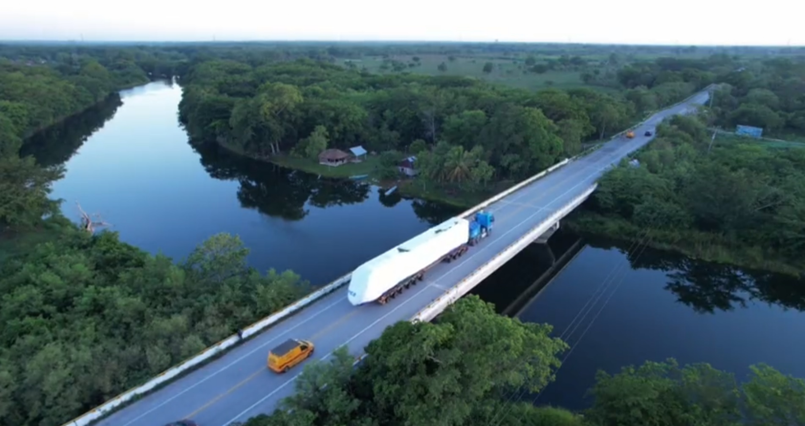 Los primeros vagones del Tren Maya cruzaron el Río de Candelaria en Campeche este viernes