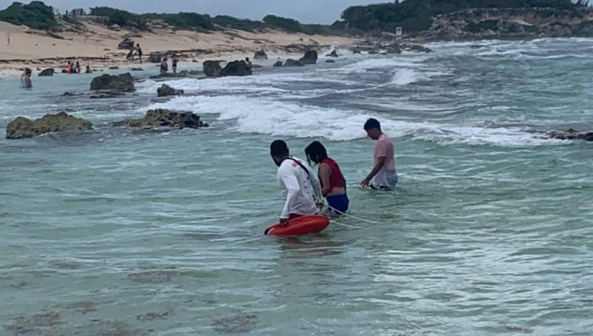 Los guardavidas del lugar se dieron cuenta de que una niña de 12 años de edad y un niño de 10 habían comenzado a alejarse de la orilla, hacia mar adentro.