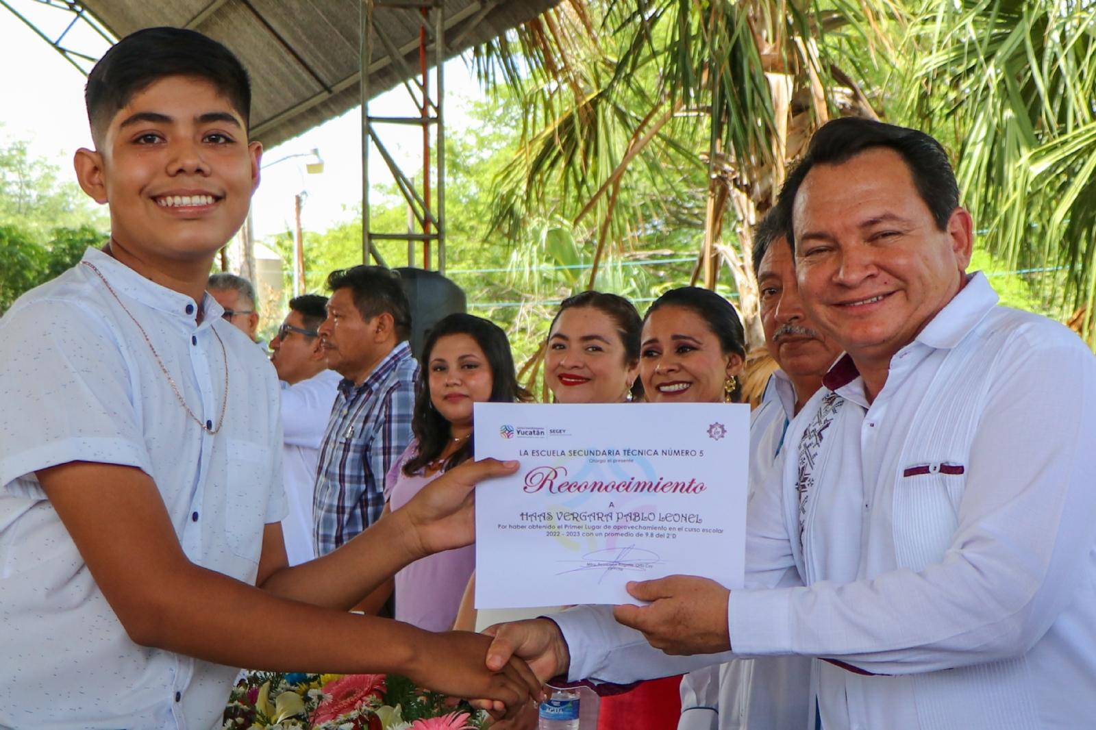 El Delegado federal del Bienestar estuvo en la graduación de jóvenes de secundaria en Maxcanú