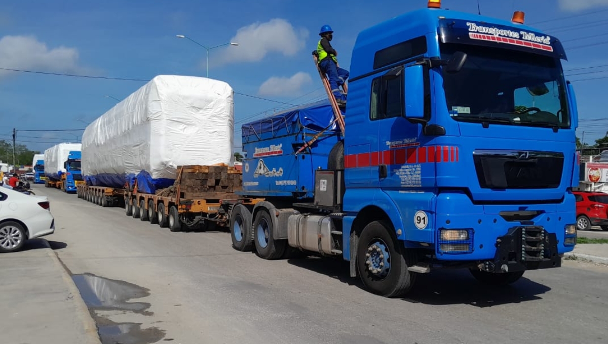 Segundo convoy con tres vagones del Tren Maya llega a Escárcega, Campeche
