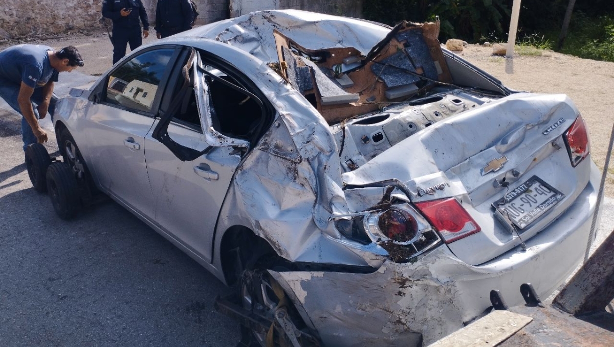 Hombre ebrio sufre aparatoso accidente y destroza su auto en la carretera Tizimín-Río Lagartos