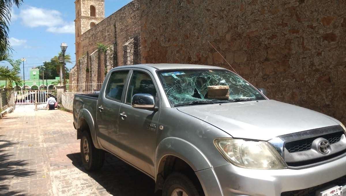 Con bloques, hombre rompe panorámico de una camioneta de la iglesia en Hecelchakán
