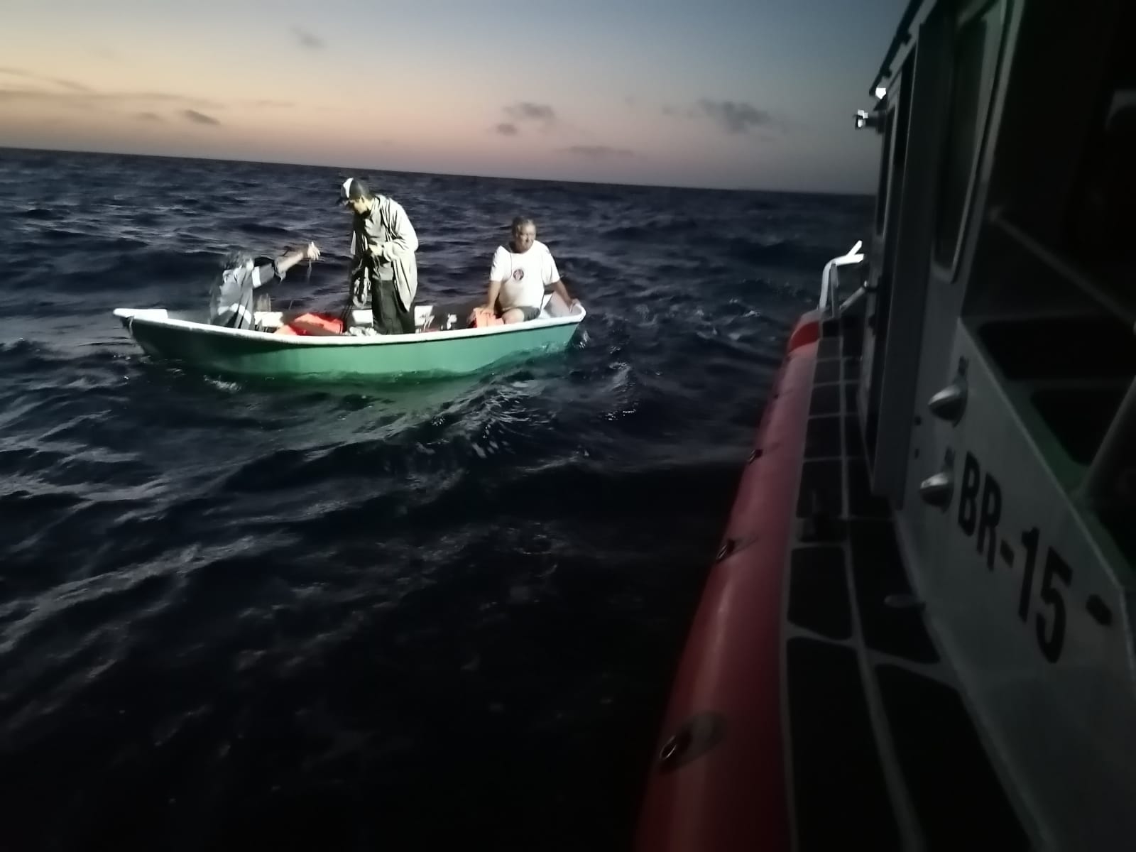 Rescatan a tres pescadores luego de hundimiento de lancha en Progreso