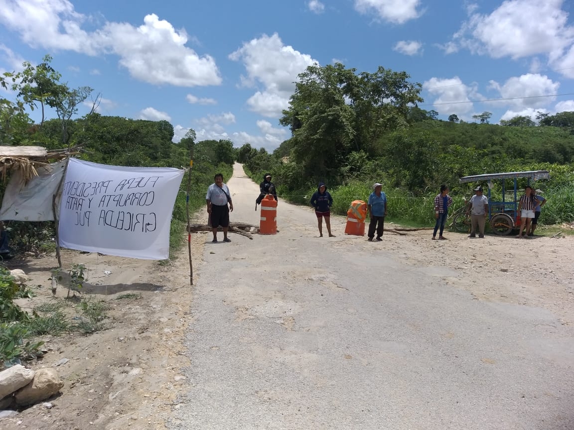 Vecinos cierran acceso a Felipe Carrillo Puerto; exigen la presencia de la Alcaldesa de Champotón