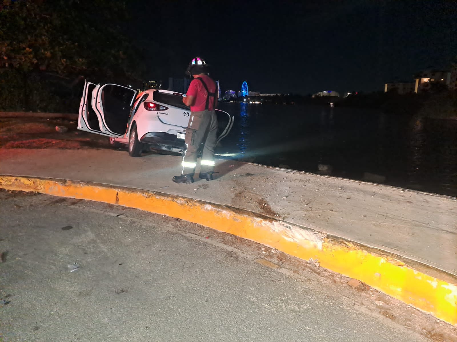 Aparatoso accidente en Cancún deja dos jóvenes lesionados
