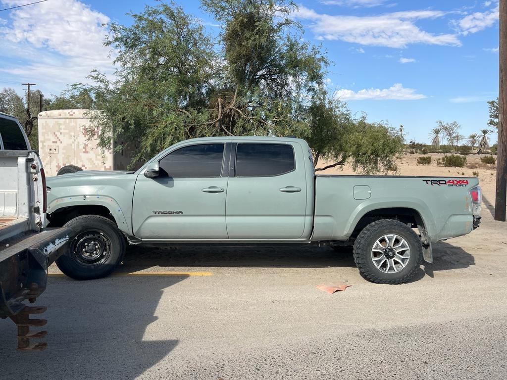 Guardia Nacional y Sedena aseguran camioneta con armas y droga en Sonora