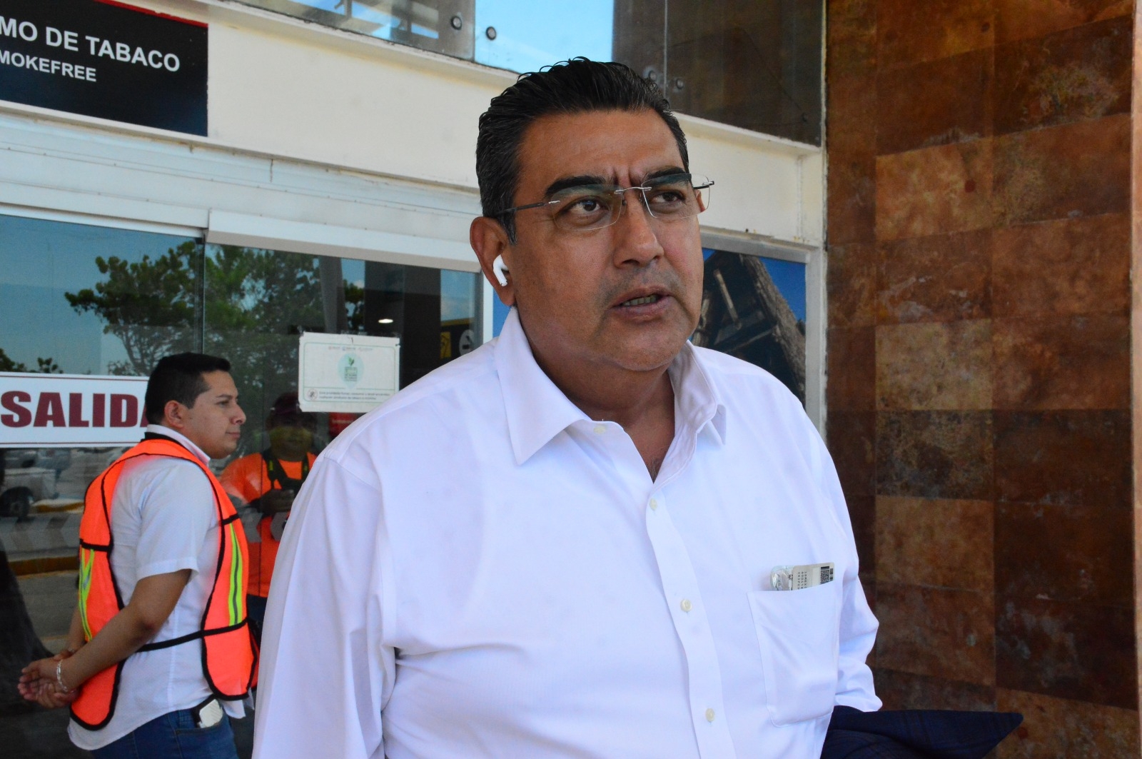 Gobernador de Puebla llega a Campeche para asistir al Segundo Informe de Layda Sansores