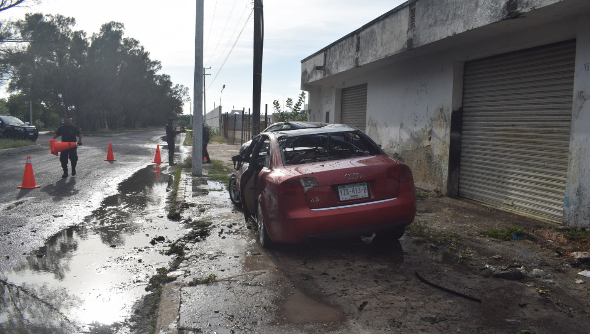 Se incendia lujoso auto tras aparatoso choque en Chelem, Progreso