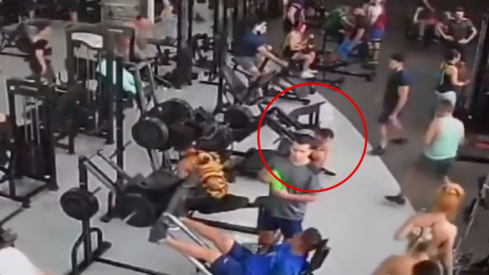 En Brasil, joven queda inválido luego de caerle una máquina en el gimnasio