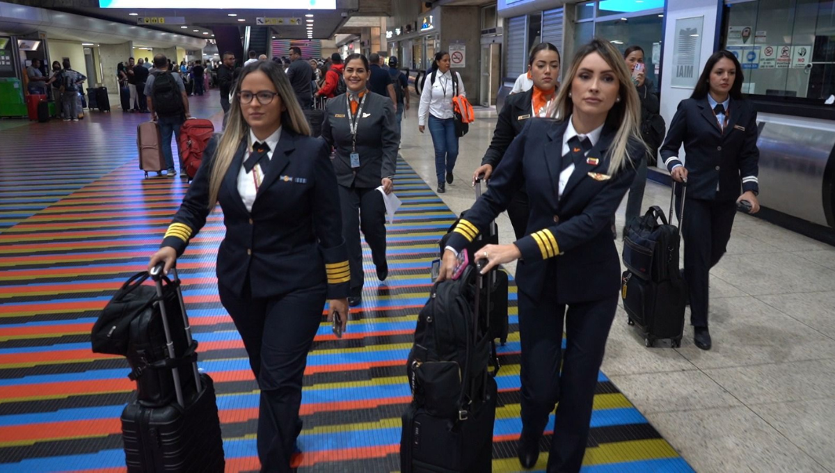 ¡Histórico! Llega al aeropuerto de Cancún vuelo operado sólo por mujeres desde Venezuela