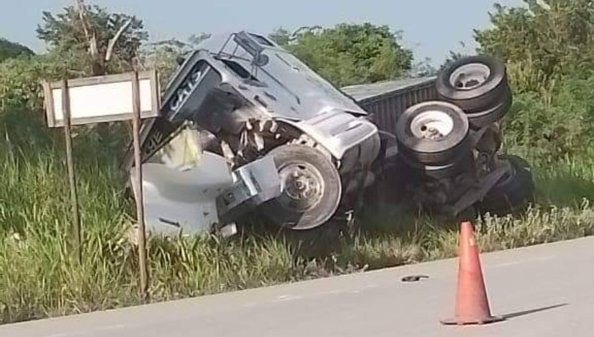 Vehículos de una empresa de construción protagonizan dos accidentes en la vía Escárcega-Chetumal