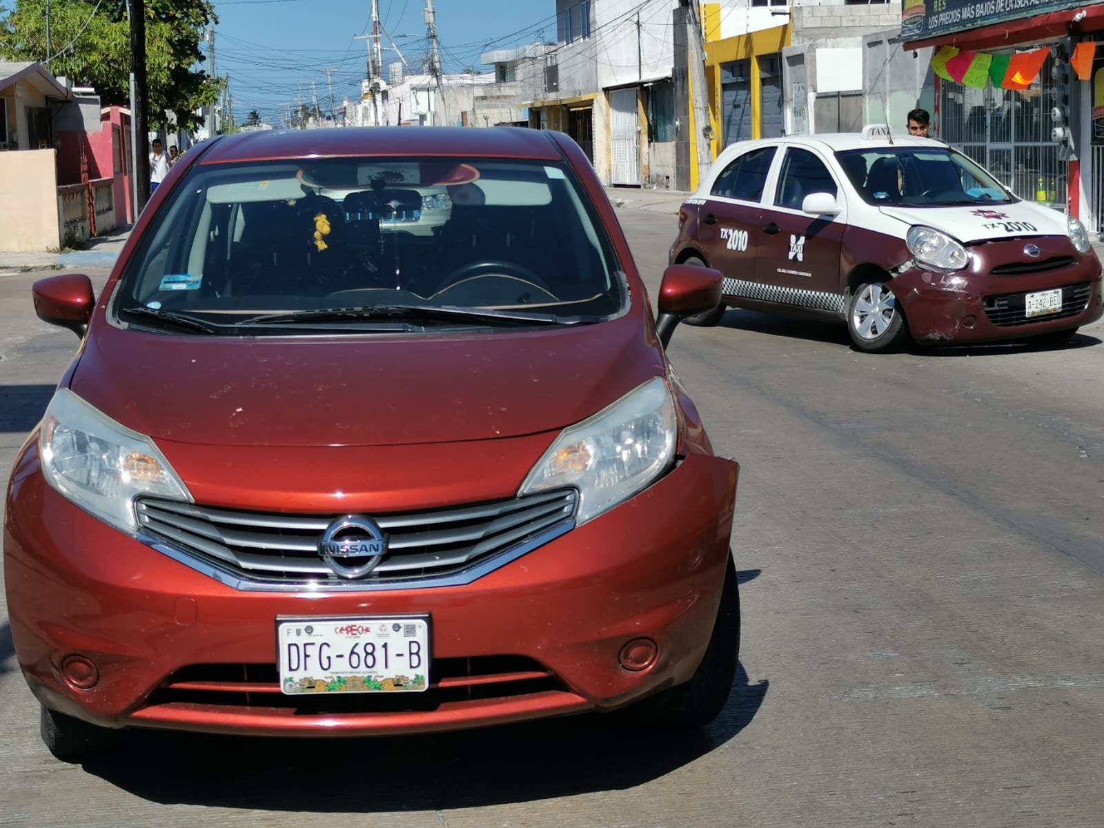 Por manejar distraída, mujer choca contra un taxi en Ciudad del Carmen