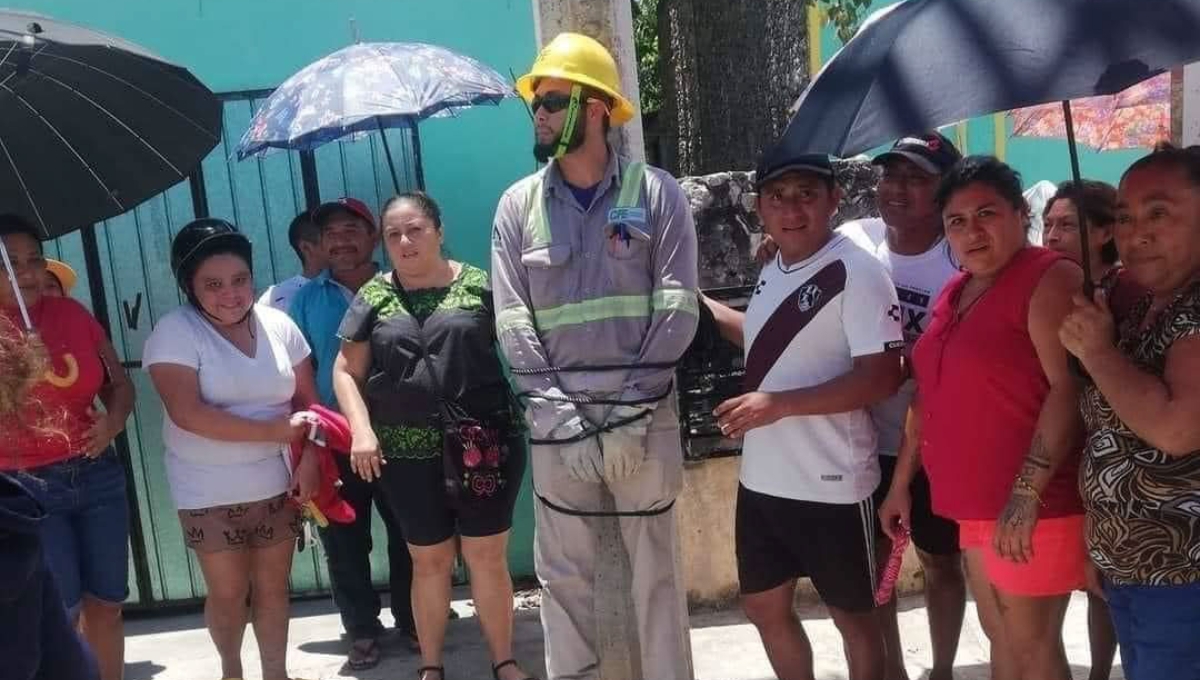 CFE suspende a trabajador por dejarse amarrar a un poste en Valladolid