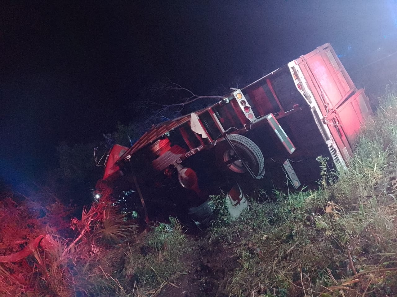 El conductor del tráiler resultó ileso en el accidente en la vía Tizimín-Colonia Yucatán