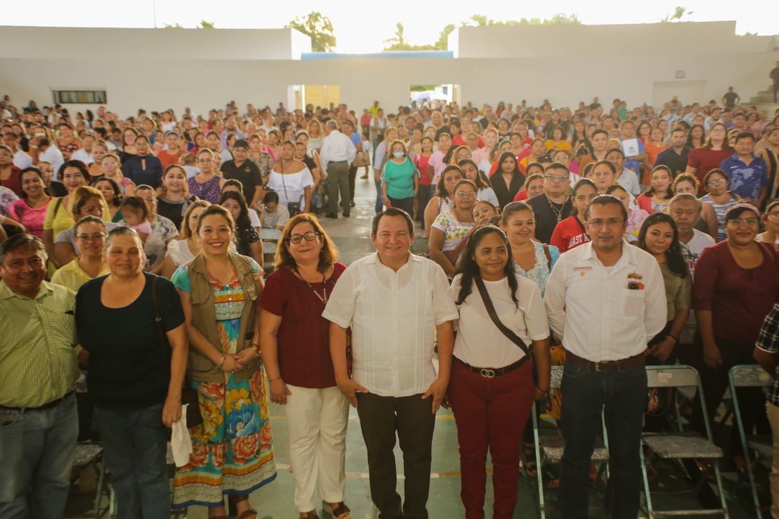 Joaquín Díaz Mena distribuyó el apoyo en escuelas de Yucatán
