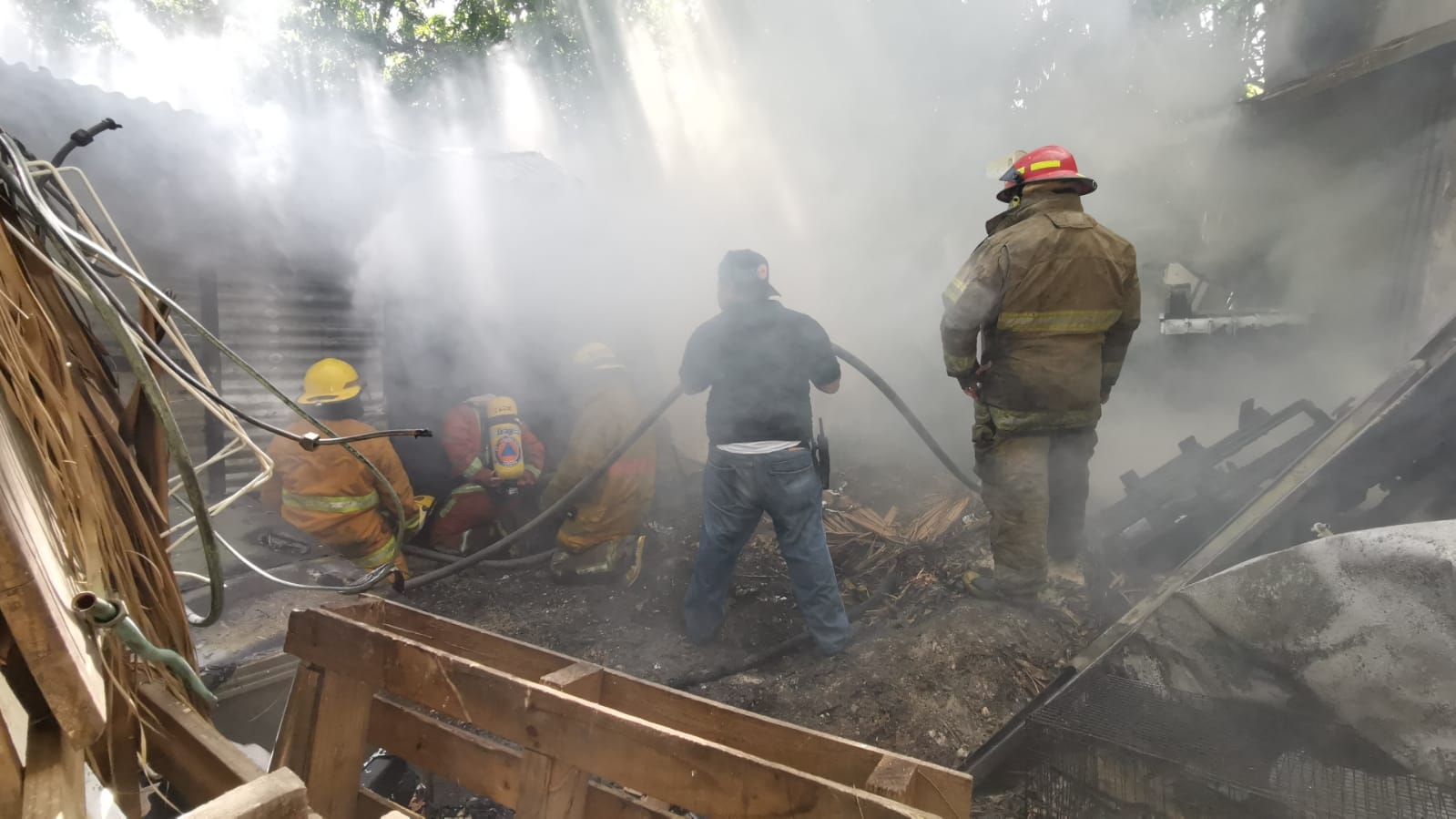 Hombre se salva de morir quemado en una bodega de Ciudad del Carmen