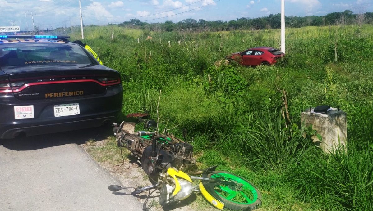 Auto de lujo choca contra una pareja de motociclistas sobre el Periférico de Mérida