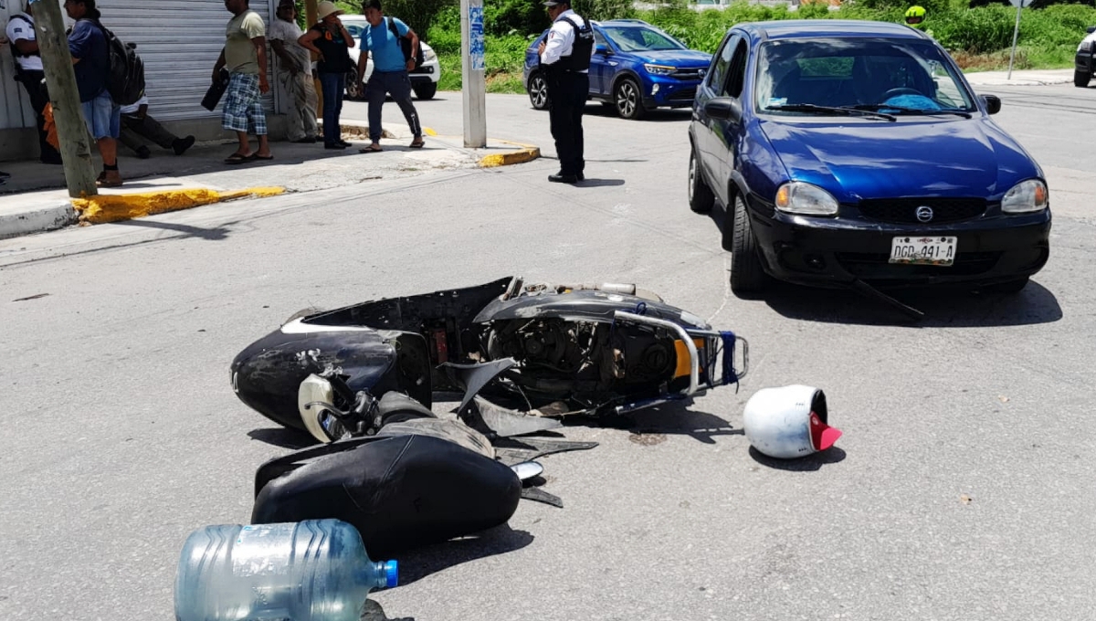 Conductora arrastra dos metros a motociclistas en Campeche