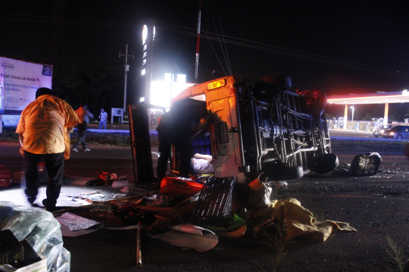 Vuelca una combi en el Periférico de Mérida; hay ocho personas heridas