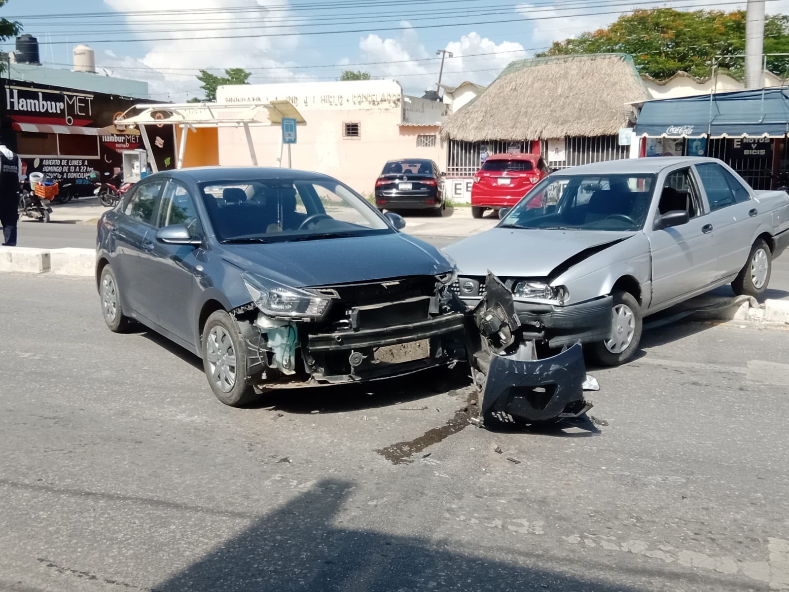 Conductor choca tras perder el control de su auto en Campeche