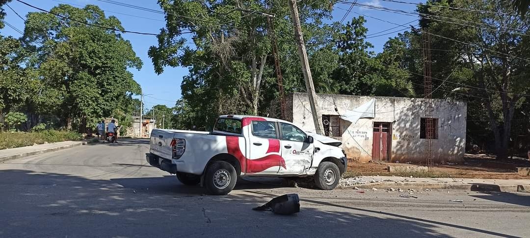 Automovilista se impacta contra poste de luz en José María Morelos; hay un lesionado