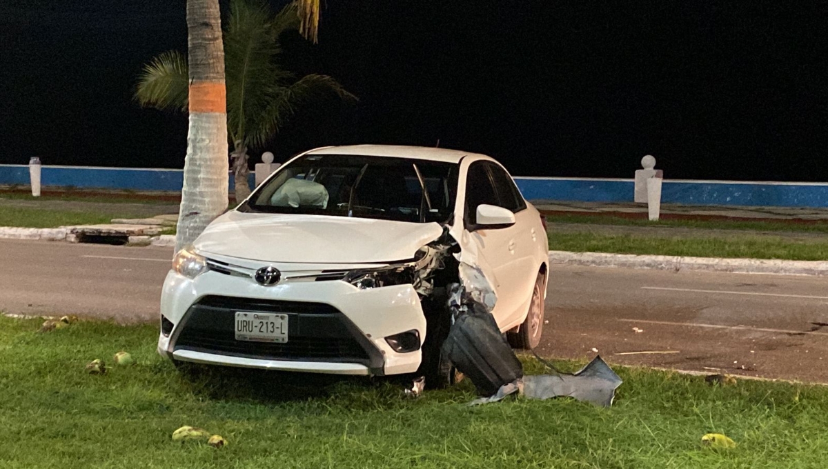 Ebrio destroza su auto al chocar contra una palmera en Campeche y huye