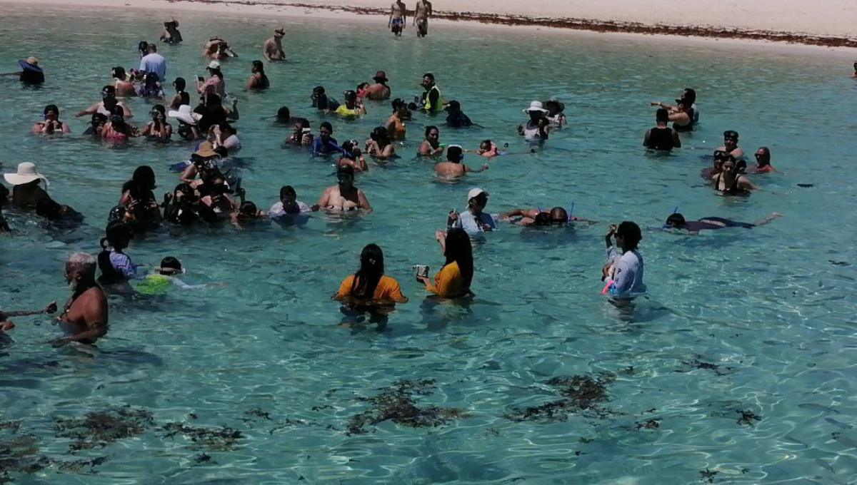 Se va el sargazo de Playa del Carmen y regresan los bañistas; Onda Tropical 22 limpió el mar