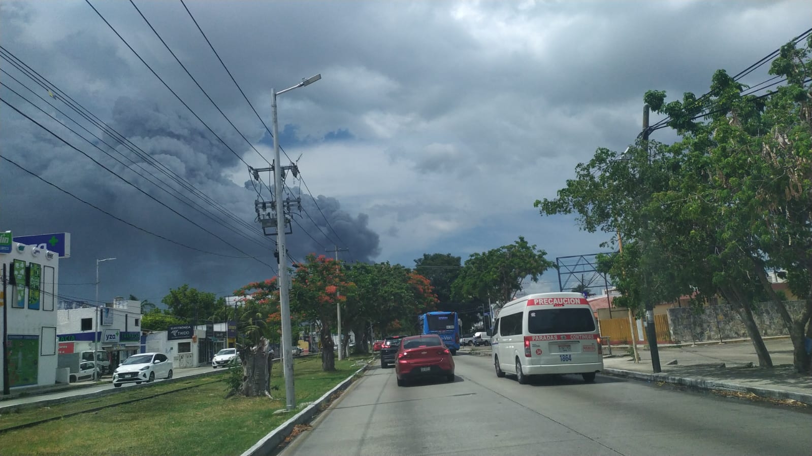 La nube de humo se observa desde lejos en Mérida
