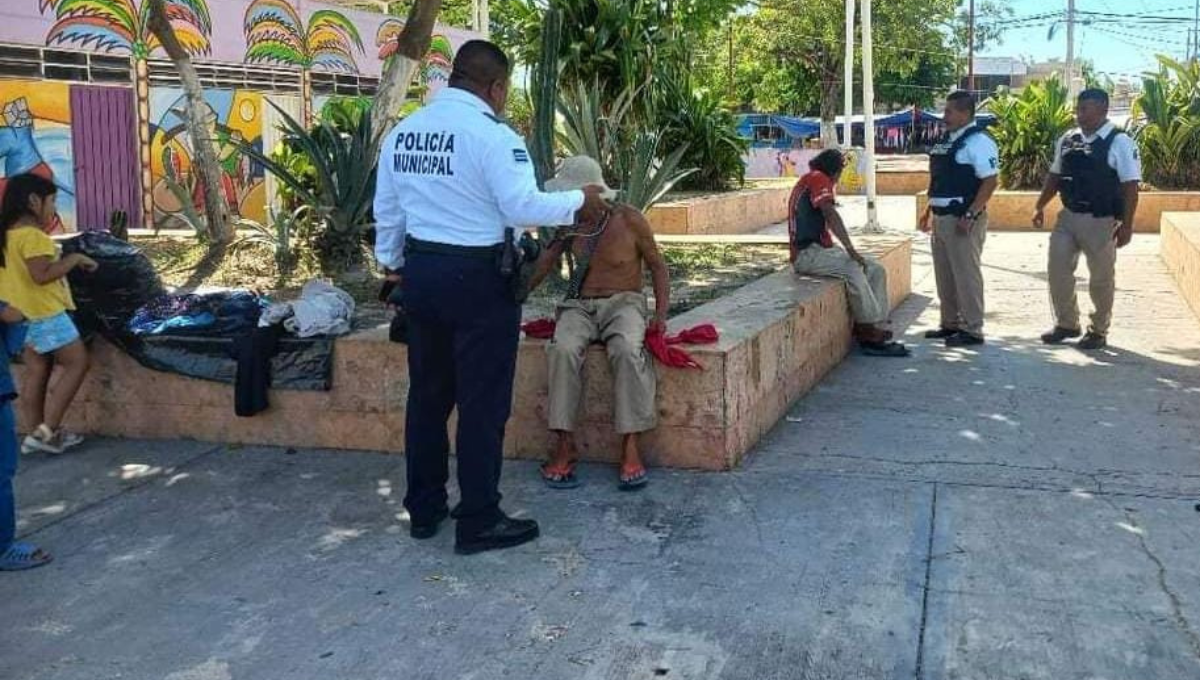 Policías desalojan a indigentes de los parques en Ciudad del Carmen