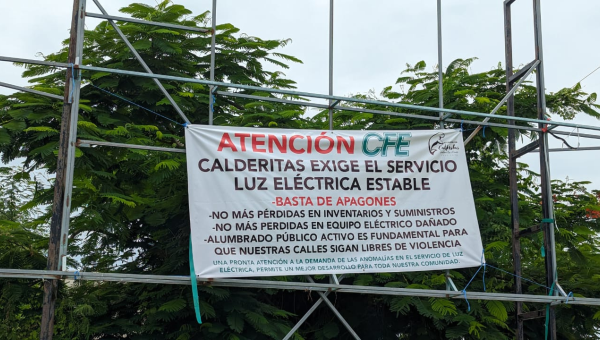 Vecinos de Calderitas, Chetumal, cuelgan manta contra la CFE; exigen solución a los apagones