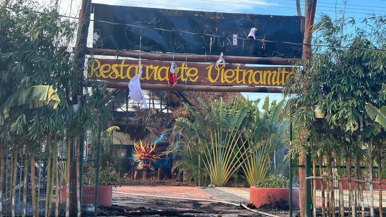 Fuego consume un restaurante de comida vietnamita en Cancún
