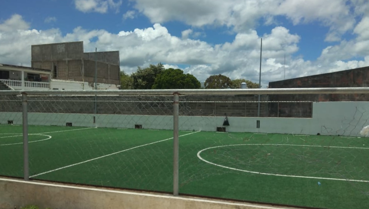 Cancha de futbol en Sabancuy, sin terminarse; se invirtió 5 mdp