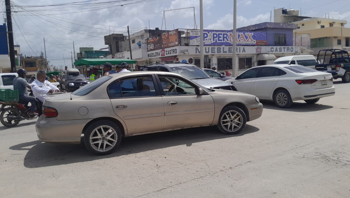 Conductora distraída se 'pasa' el alto y choca contra un auto en Escárcega