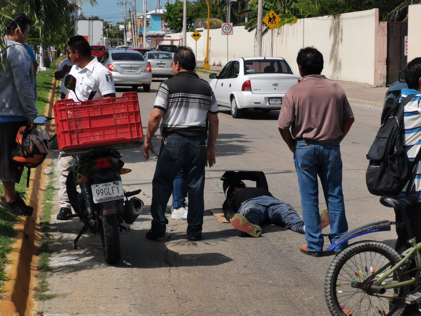 Motociclista termina con el brazo fracturado tras chocar en Ciudad del Carmen