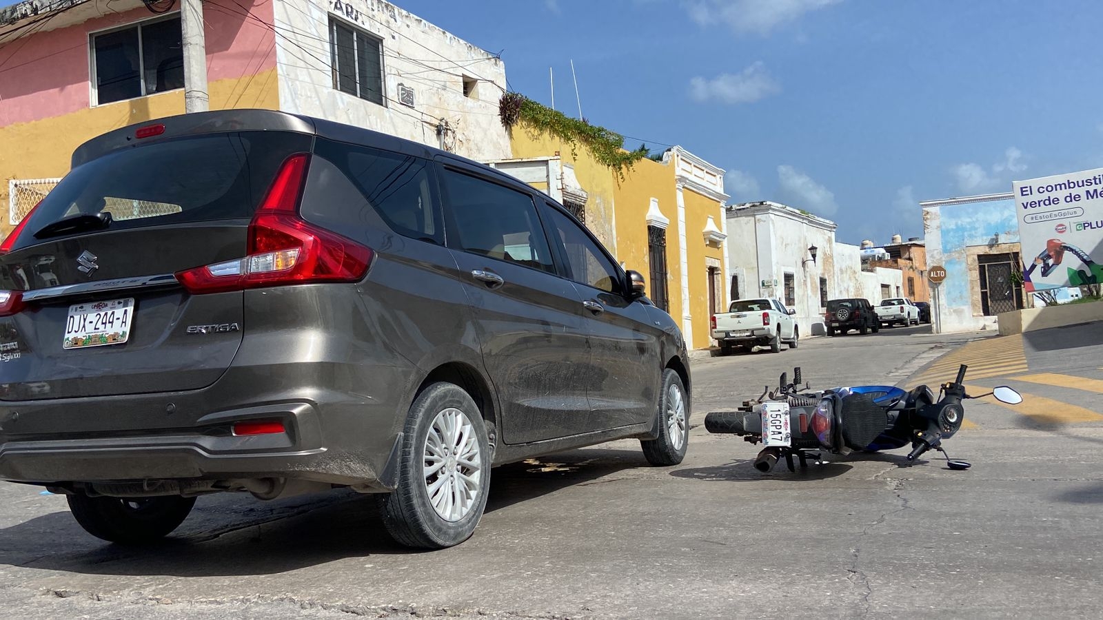 Conductora distraída provoca choque contra un motociclista en Campeche