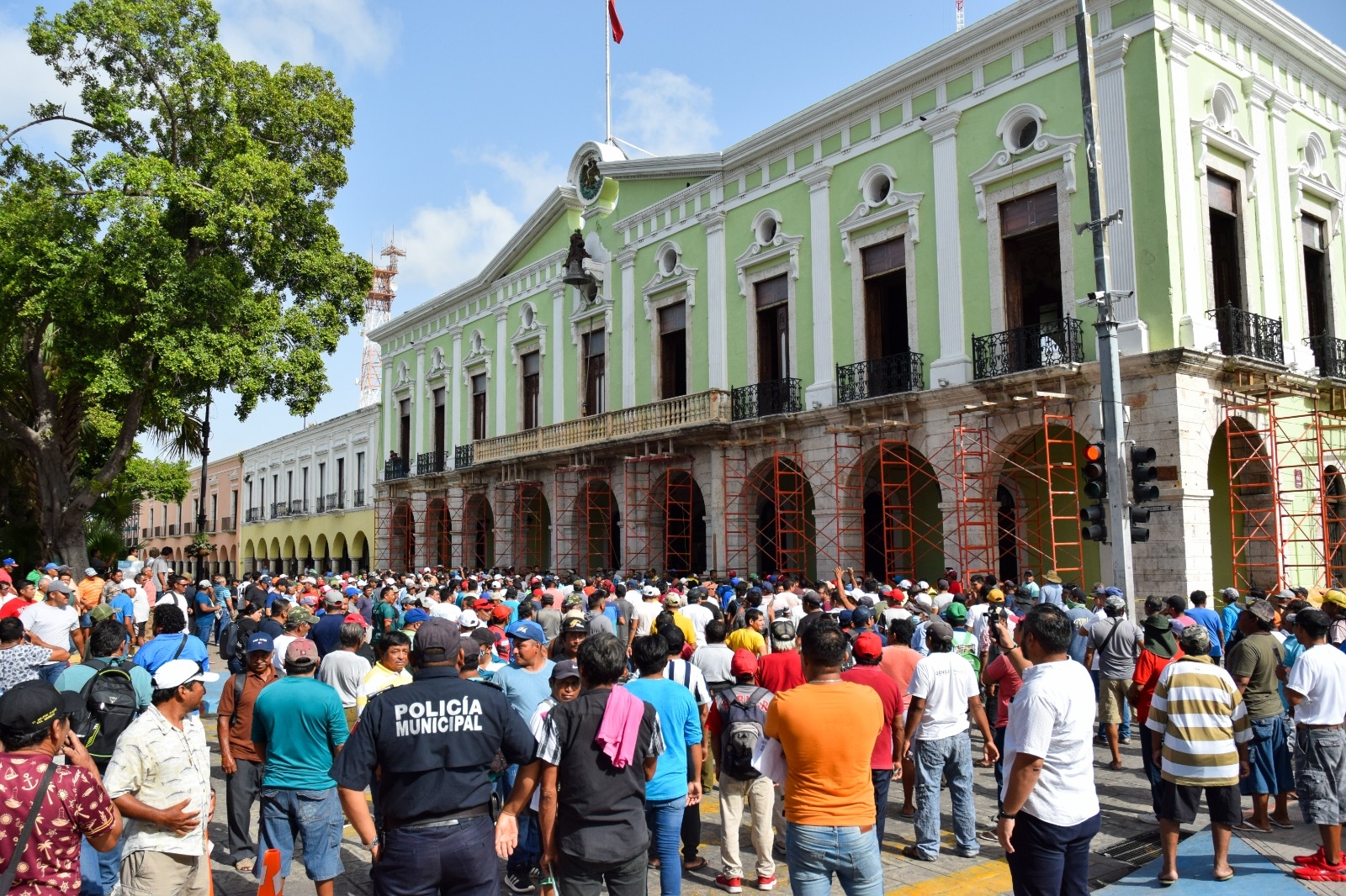 Cientos de pescadores de Sisal se manifestaron frente al Palacio de Gobierno de Mérida