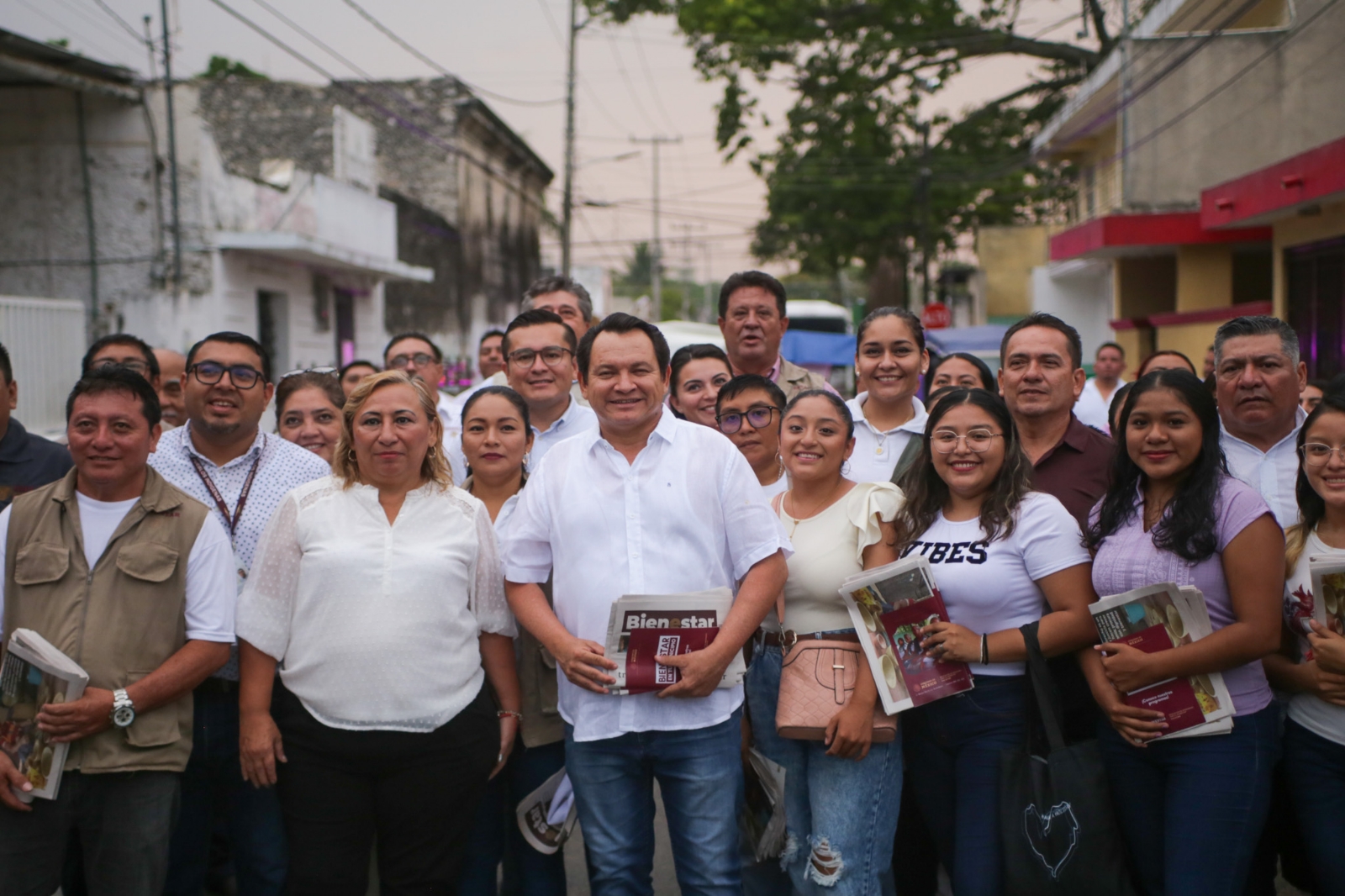 Joaquín Díaz Mena recorrió las calles de Hunucmá para acercar los programas de Bienestar