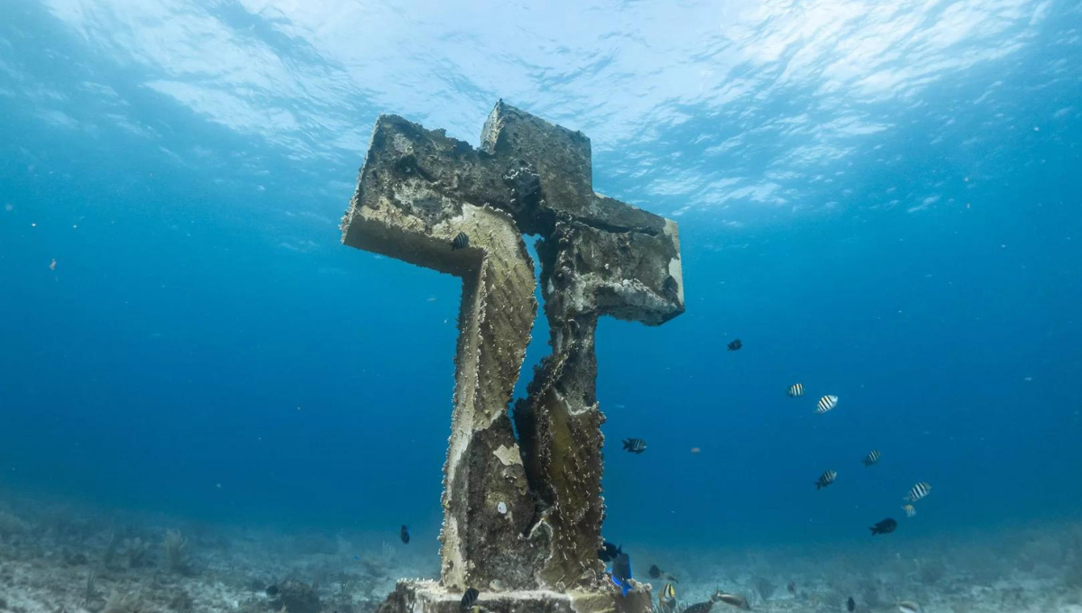 Cruz de la Bahía en Isla Mujeres celebra 29 años bajo el Mar Caribe