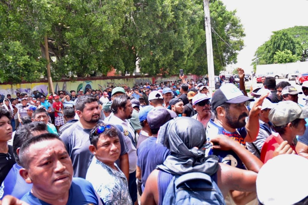 Más de 900 pescadores de Sisal toman la Secretaría de Bienestar en Mérida