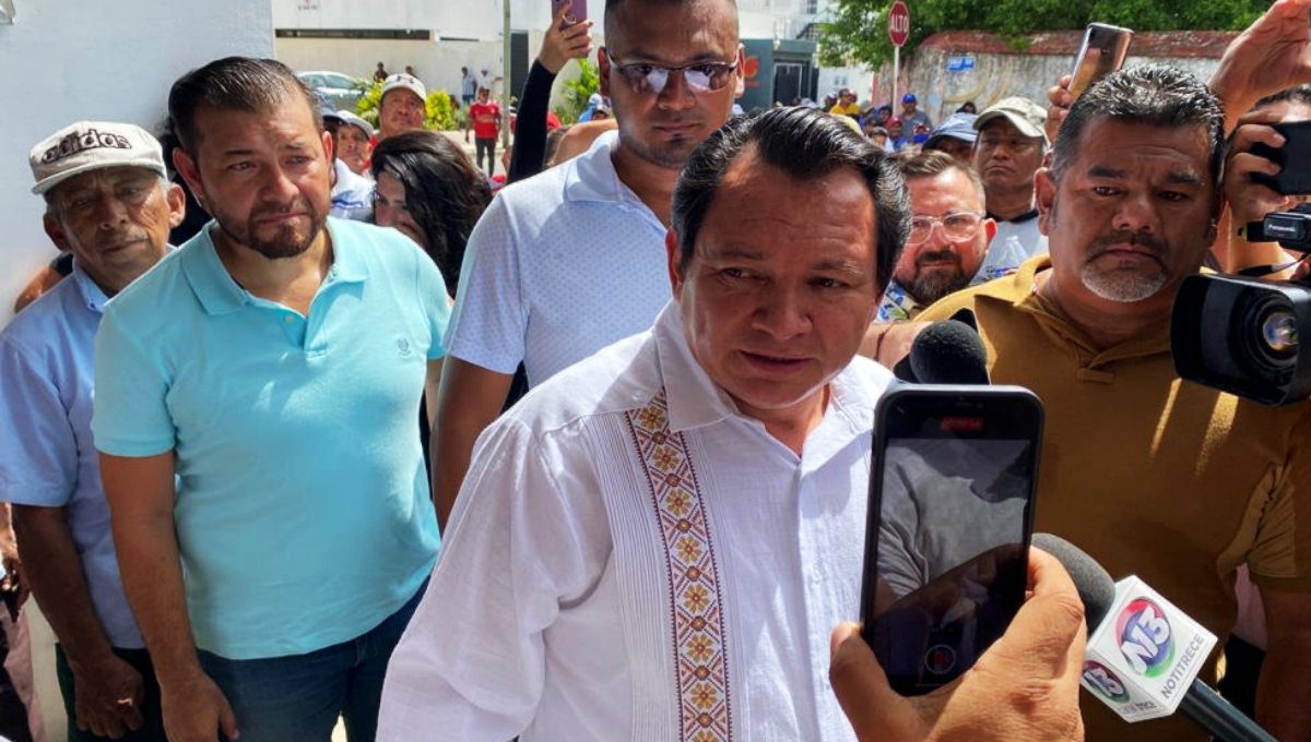 Pescadores de Sisal sostienen reunión con Joaquín Díaz Mena tras tomar la Secretaría de Bienestar